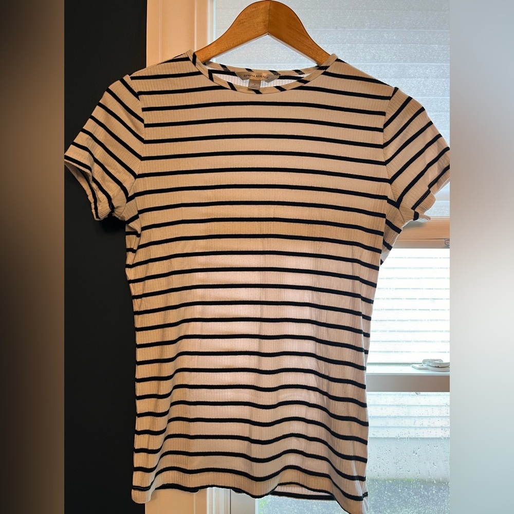 Banana Republic short sleeve b&w striped ribbed tee shirt size S